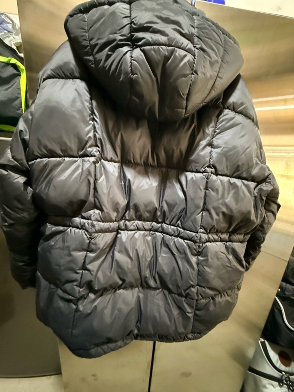 Levi's cinch waist hooded puffer jacket. - Picture 5 of 7